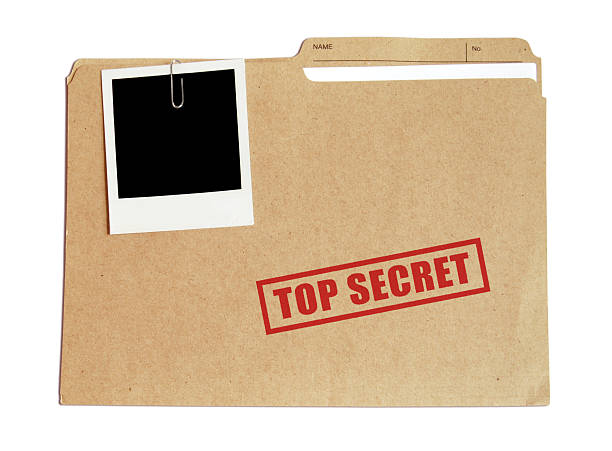 top secret file in a folder with a polaroid attached - akte envelop stockfoto's en -beelden