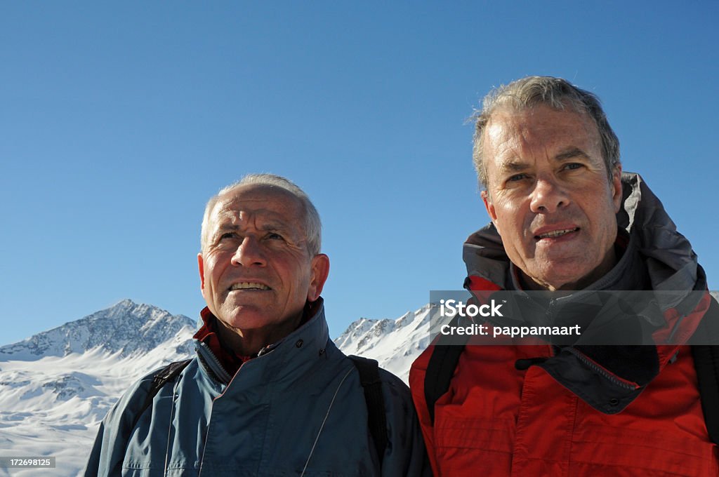 Homens Idosos olhando a sério na pista de esqui - Foto de stock de 60 Anos royalty-free