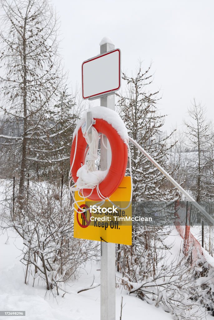 Señal de advertencia con copyspace hielo - Foto de stock de Cinturón salvavidas libre de derechos