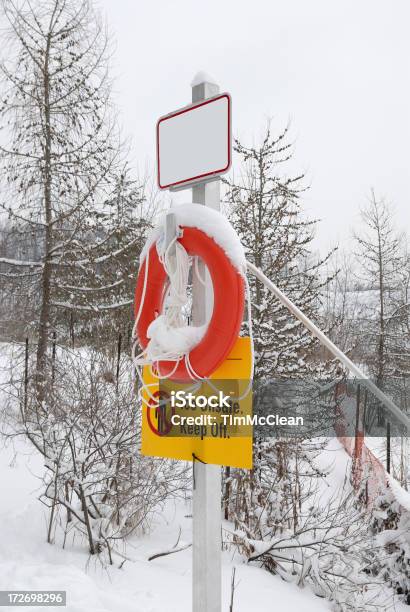 Señal De Advertencia Con Copyspace Hielo Foto de stock y más banco de imágenes de Cinturón salvavidas - Cinturón salvavidas, Espacio en blanco, Fotografía - Imágenes