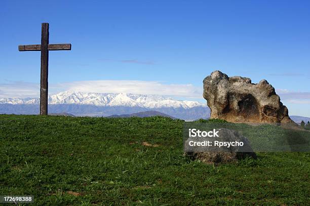 Calvário De Árvore - Fotografias de stock e mais imagens de Cor verde - Cor verde, Cruz - Forma, Cruz religiosa