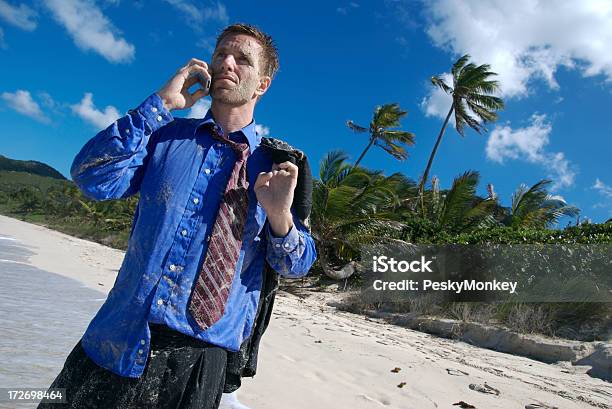 Photo libre de droit de Ouais Je Me Suis Envolé Économie Homme Daffaires Perdu Sur Plage Tropicale banque d'images et plus d'images libres de droit de En rade