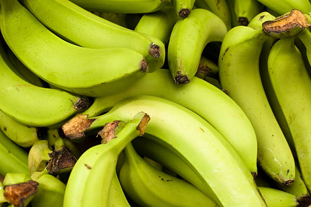 zielony bananów - banana bunch yellow healthy lifestyle zdjęcia i obrazy z banku zdjęć