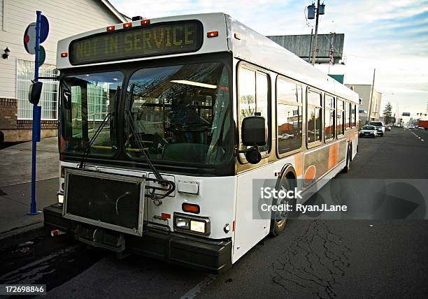 Photo libre de droit de Les Transports Publics banque d'images et plus d'images libres de droit de Arrêt de bus - Arrêt de bus, Bus, Concepts