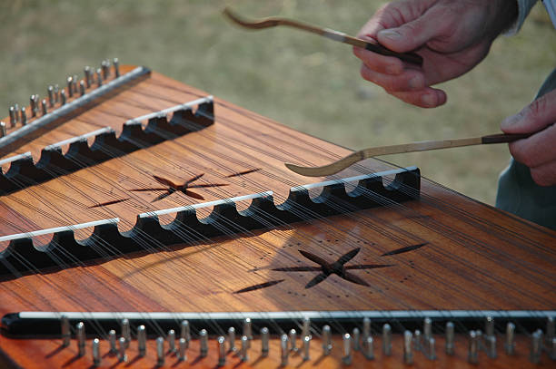 grający instrument cymbały młotkowe - dulcimer zdjęcia i obrazy z banku zdjęć