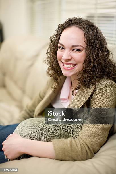 Mujer Joven En Casa Moderna Foto de stock y más banco de imágenes de 18-19 años - 18-19 años, 20-24 años, Acogedor