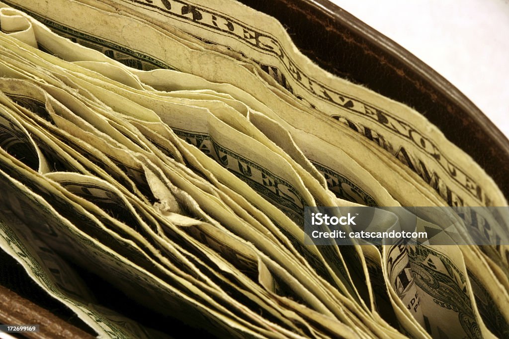 Makro w portfelu pęcznieją z pieniędzmi - Zbiór zdjęć royalty-free (Banknot)