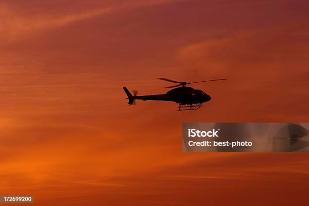 Elicottero - Fotografie stock e altre immagini di A mezz'aria - A mezz'aria, Aeronautica, Aeroplano