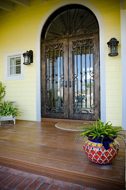 portiera anteriore - screen door door porch house foto e immagini stock