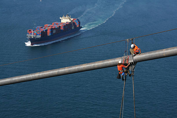 arbeitnehmer auf brücke - rope rigging nautical vessel day stock-fotos und bilder