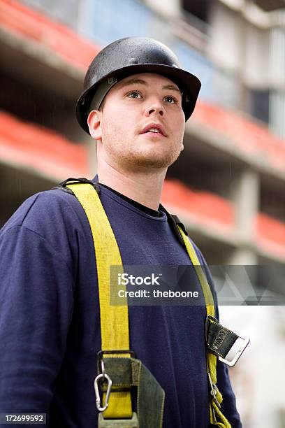 Operai Edili - Fotografie stock e altre immagini di Elmetto da cantiere - Elmetto da cantiere, Lavorare, Serio