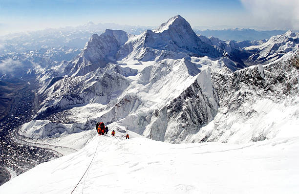 climbing everest Mountaineers climbing Everest tibet stock pictures, royalty-free photos & images
