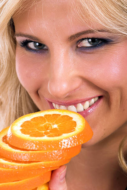 Jovem mulher feliz bebidas suco de laranja natural - foto de acervo