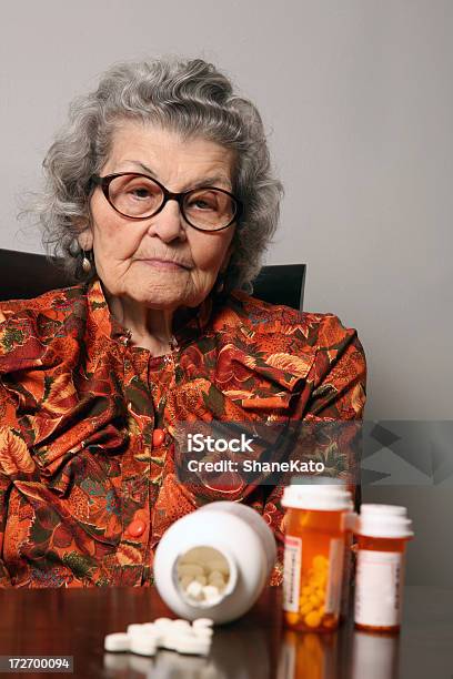 Senior Mujer Preocupada Por Receta Médica Y Cuidado De La Salud Foto de stock y más banco de imágenes de Medicaid