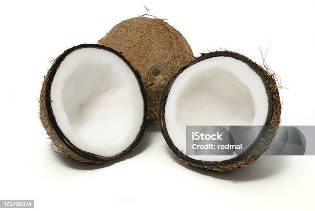 Photo libre de droit de Le Coconuts Moitiés banque d'images et plus d'images libres de droit de Aliment - Aliment, Aliment en portion, Aliments et boissons