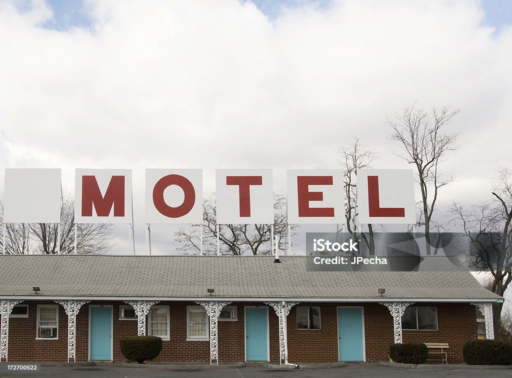 Vermelho retrô Lettered Motel placa no alto do edifício. - Foto de stock de Motel royalty-free