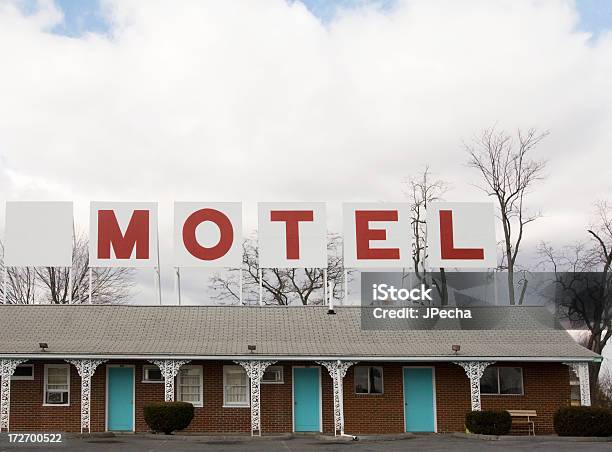 Foto de Vermelho Retrô Lettered Motel Placa No Alto Do Edifício e mais fotos de stock de Motel