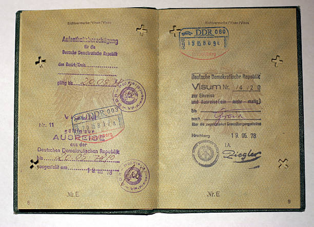 passaporte antigo selos da alemanha oriental - east germany - fotografias e filmes do acervo