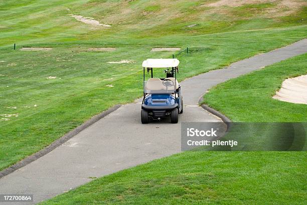 Foto de Carrinho De Golfe Espera Para Passageiros e mais fotos de stock de Atividade Recreativa - Atividade Recreativa, Azul, Bolsa de Golfe