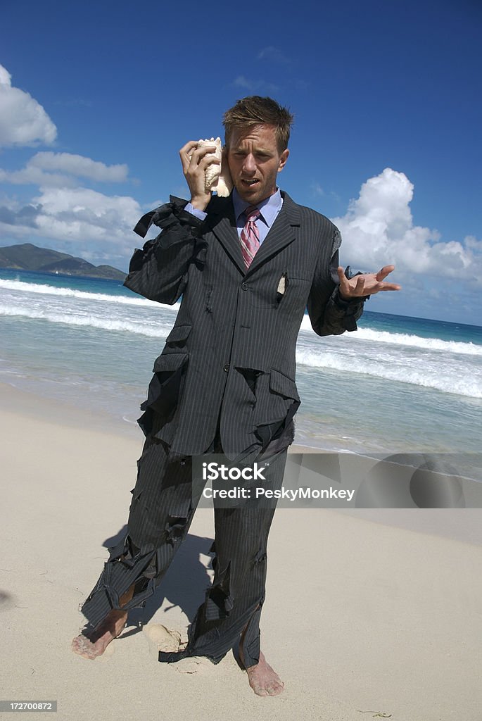 Náufrago ejecutivo Yells en su carcasa de teléfono - Foto de stock de Adulto libre de derechos