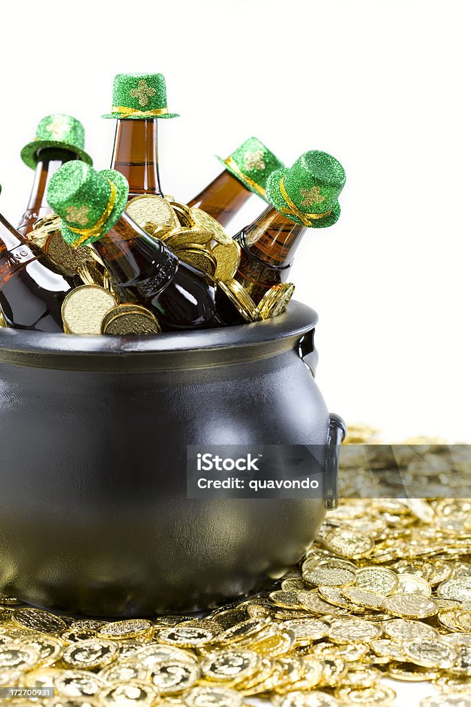 Pote de Ouro Preto com St Patricks garrafas de cerveja, Copyspace - Foto de stock de Dia de São Patrício royalty-free