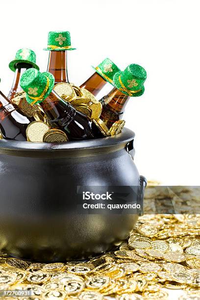 Foto de Pote De Ouro Preto Com St Patricks Garrafas De Cerveja Copyspace e mais fotos de stock de Dia de São Patrício