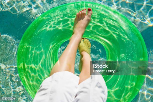 Foto de Pisando Em e mais fotos de stock de Ao Lado de Piscina - Ao Lado de Piscina, Boia - Inflável, Confortável