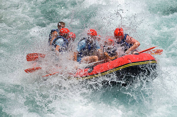 뗏목 백색 저수시설 - rafting white water rafting water sport cooperation 뉴스 사진 이미지