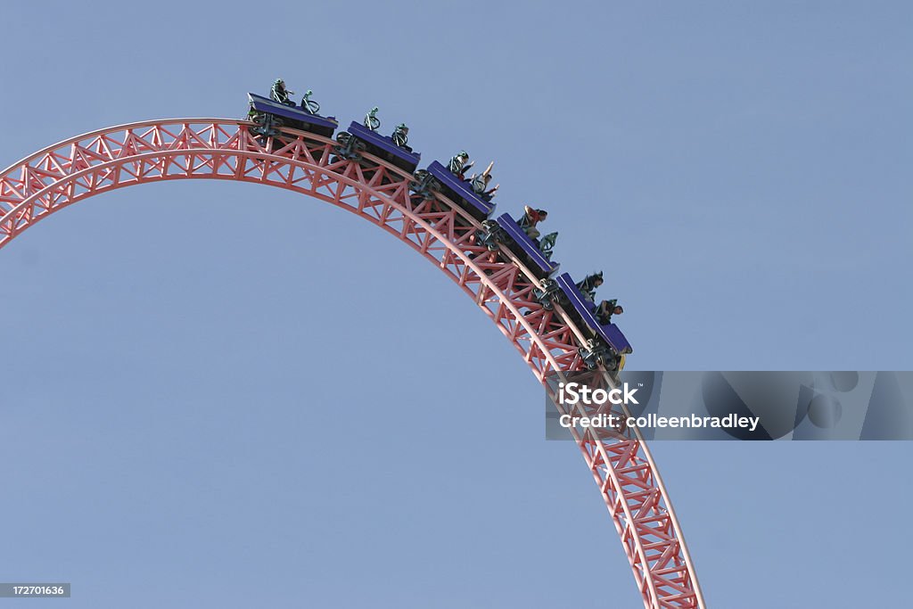 Persone su un ottovolante - Foto stock royalty-free di Montagne russe