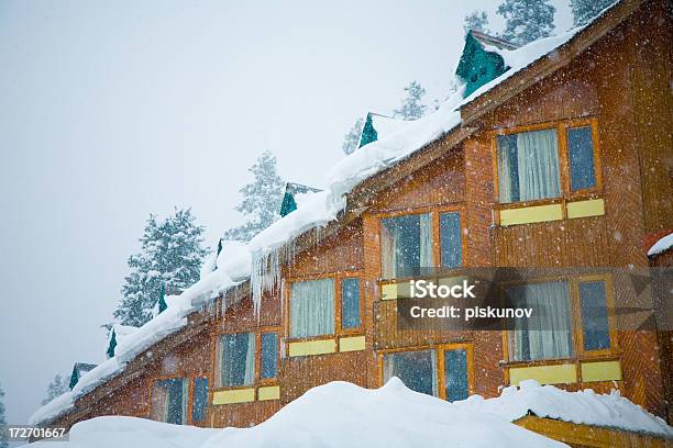 Hotel Na Estância De Esqui - Fotografias de stock e mais imagens de A nevar - A nevar, Casa, Desporto