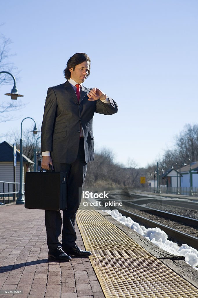 Homem de negócios olhando para assistir a estação de trem - Foto de stock de Adulto royalty-free