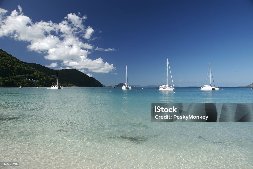 Perfeito Caribbean Bay, com veleiros - Foto de stock de Baía royalty-free