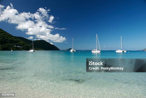 Foto de Perfeito Caribbean Bay Com Veleiros e mais fotos de stock de Baía - Baía, Branco, Areia