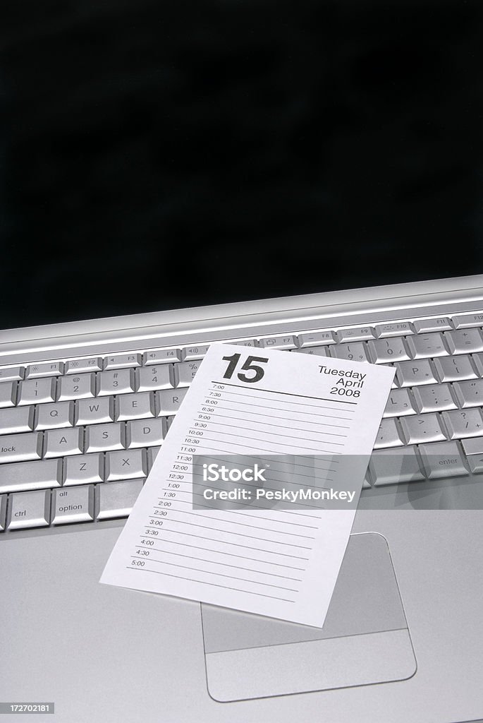 El 15 de abril de teclado de computadora portátil con pantalla en blanco - Foto de stock de Abril libre de derechos