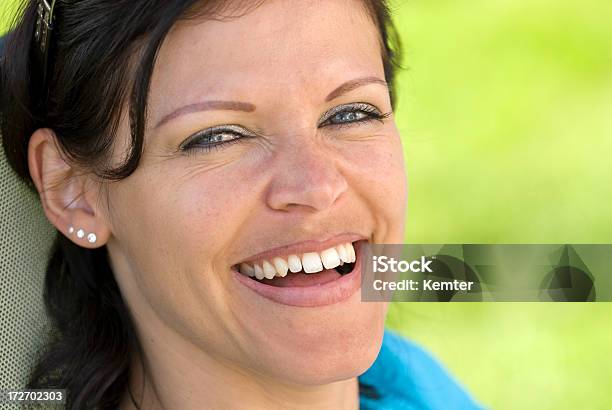 Mulher Sorridente - Fotografias de stock e mais imagens de 30-39 Anos - 30-39 Anos, Adulto, Adulto de idade mediana