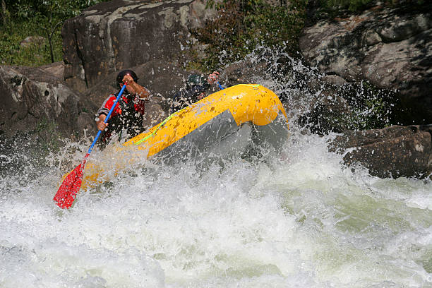 dois os remadores - white water atlanta fotos imagens e fotografias de stock