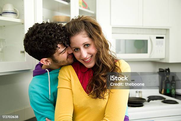 Casal - Fotografias de stock e mais imagens de Abraçar - Abraçar, Adulto, Amarelo-Acastanhado