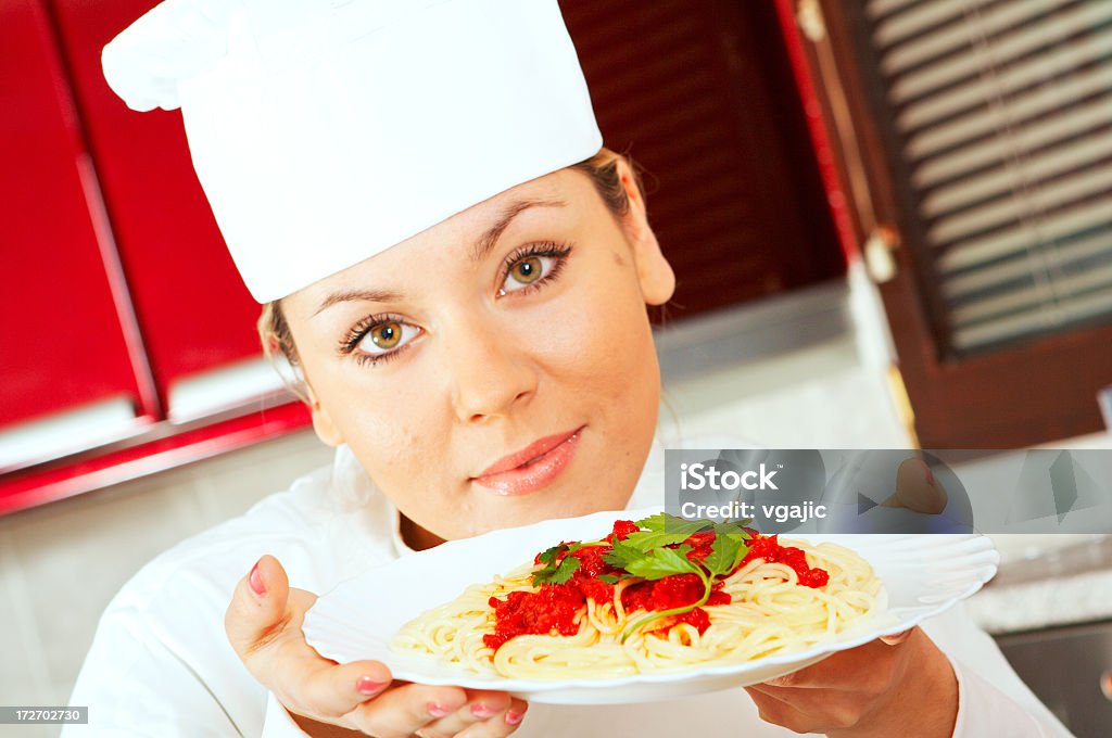 Chef con pasta - Foto stock royalty-free di Adulto