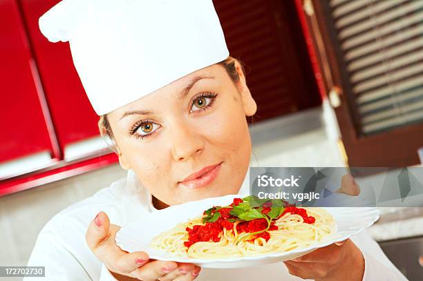 Chef Con Pasta - Fotografie stock e altre immagini di Adulto - Adulto, Alimentazione sana, Assaggiare