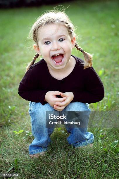 행복함 소녀만 버럭 외부  땋은 머리에 대한 스톡 사진 및 기타 이미지 -  땋은 머리, 4-5세, 감정