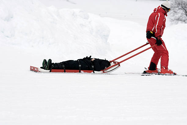 invierno de rescate - ski insurance fotografías e imágenes de stock