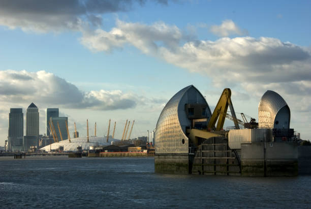 barreira do tâmisa, em londres - thames river thames barrier london england boundary - fotografias e filmes do acervo