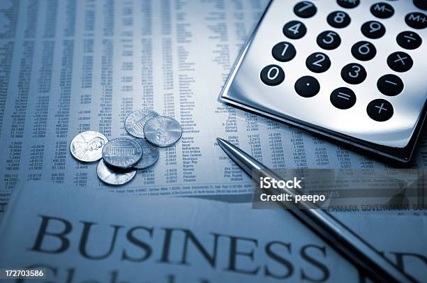 Silver Calcolatrice Monete E Penna Su Giornali Finanziari - Fotografie stock e altre immagini di 1 centesimo americano
