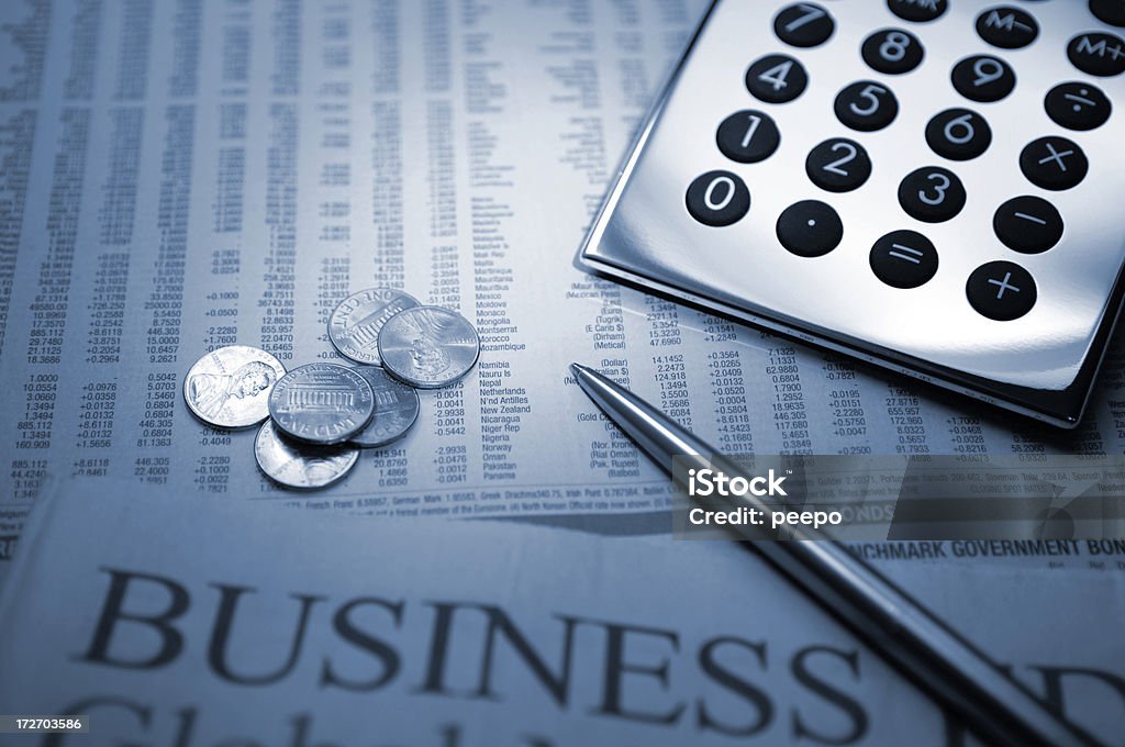 Calculadora de moedas de prata, e caneta em jornais financeiros - Foto de stock de Analisar royalty-free