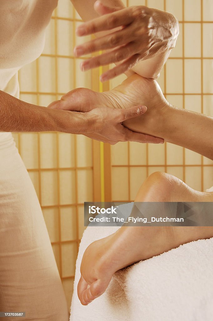 Massaggio dei piedi - Foto stock royalty-free di Bellezza