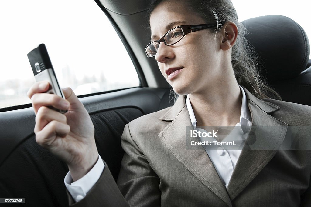 Geschäftsfrau auf der Rückbank - Lizenzfrei Am Telefon Stock-Foto