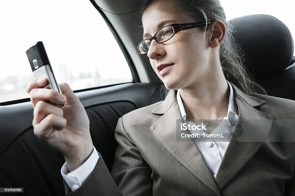 Femme d'affaires sur le backseat - Photo de Adulte libre de droits