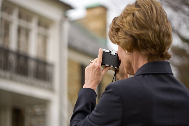 mulher toma a foto de uma casa - fotografia imagem - fotografias e filmes do acervo
