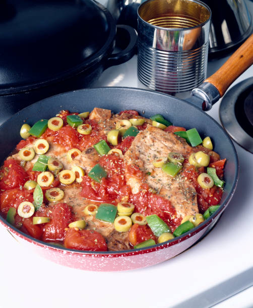 vitela com tomate e azeitonas - veal piccata imagens e fotografias de stock