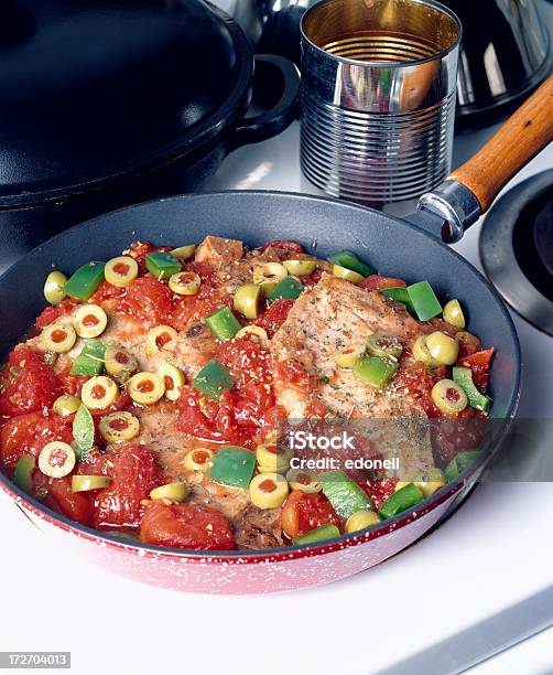 Vitela Com Tomate E Azeitonas - Fotografias de stock e mais imagens de Vitela - Vitela, Salteado, Alimento Básico